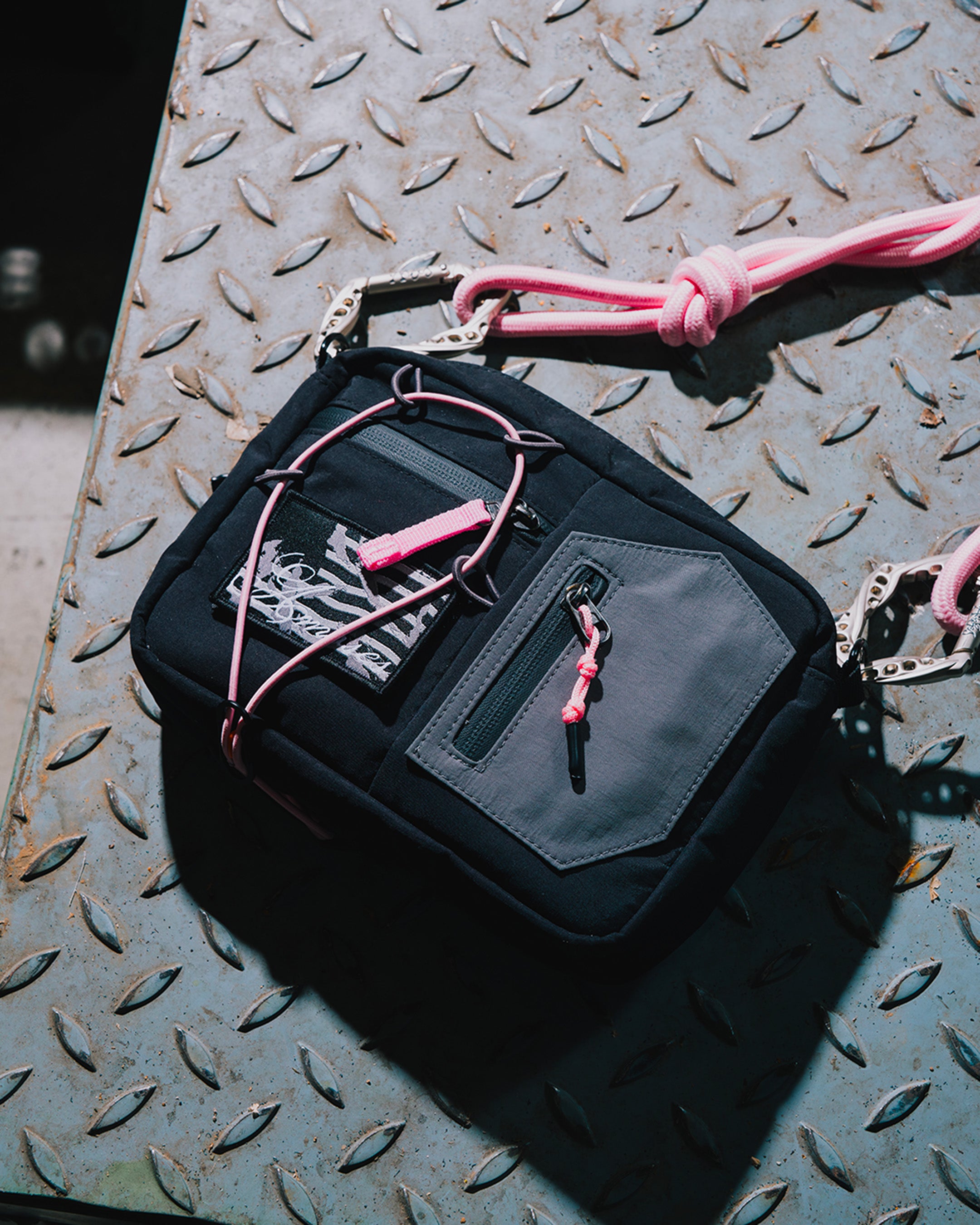 UNDERLOCK BLACK HANDBAG