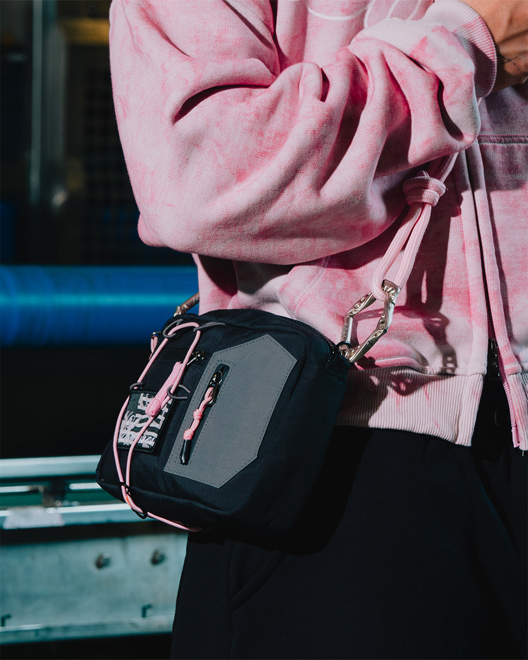 UNDERLOCK BLACK HANDBAG