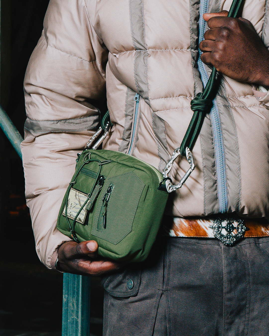 UNDERLOCK KAKI HANDBAG