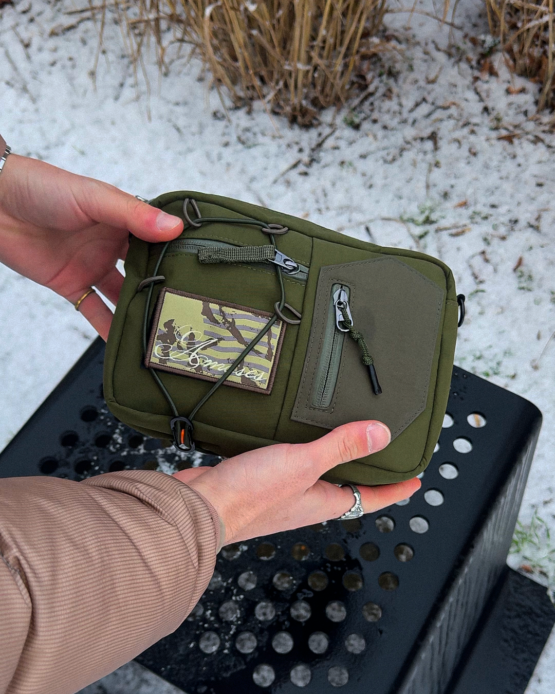 UNDERLOCK KAKI HANDBAG